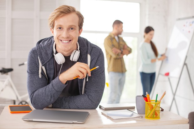 Foto eines motivierten jungen Mannes am Arbeitsplatz (Bild: AdobeStock/Viacheslav Lakobchuk). Foto eines motivierten jungen Mannes am Arbeitsplatz (Bild: AdobeStock/Viacheslav Lakobchuk).
